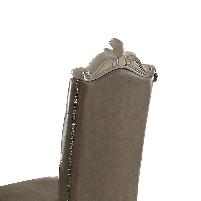 Sedia in legno rivestita in finta pelle, ad altezza bancone, con finiture a borchie, grigia e bianca, set da due