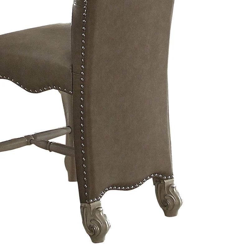 Sedia in legno rivestita in finta pelle, ad altezza bancone, con finiture a borchie, grigia e bianca, set da due